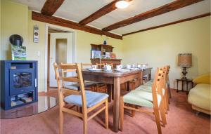 una sala da pranzo con tavolo, sedie e piano cottura di 5 Bedroom Amazing Apartment In Uckerland a Uckerland