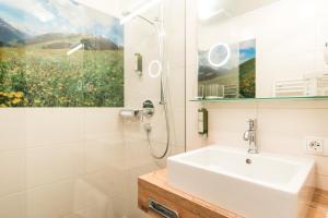 圖克斯的住宿－艾登酒店，白色的浴室设有水槽和淋浴。