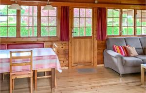 Mamet في Waldbillig: غرفة معيشة مع طاولة وأريكة