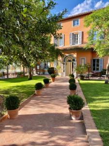een loopbrug voor een huis met potplanten bij Hotel Vannucci in Città della Pieve