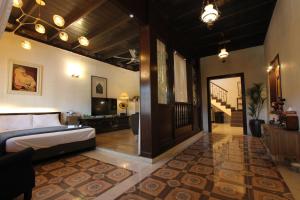 1 dormitorio con 1 cama y sala de estar en Vista Rio Melaka en Melaka