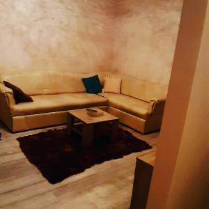 - un salon avec un canapé et une table basse dans l'établissement Lux apartman, à Čačak