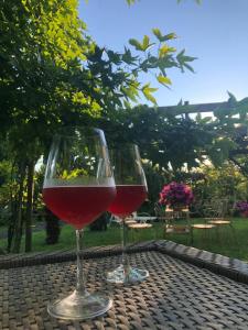 two glasses of wine sitting on a table at Casa Pianta in Cavallino-Treporti