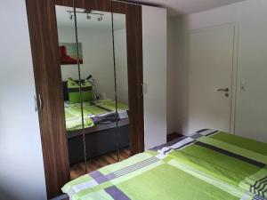 Postel nebo postele na pokoji v ubytování Ferienwohnung Stephanshausen + 3 fotografie
