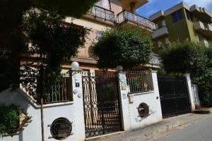 una recinzione bianca davanti a un edificio di A Due Passi da Erice B&B a Erice