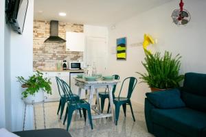 Una cocina con una mesa y sillas en una habitación. en Alojamientos Teatro, en Porcuna