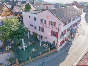 una vista aérea de un edificio de una ciudad en Hotel - Restaurant - Metzgerei Sonne, en Loffenau