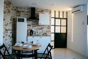 Una cocina o zona de cocina en Alojamientos Teatro