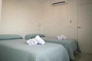 Cama o camas de una habitación en Alojamientos Teatro