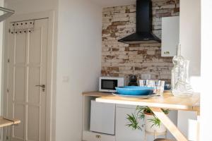 Una cocina o zona de cocina en Alojamientos Teatro