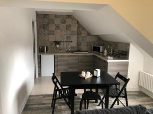 a kitchen and dining room with a table and chairs at Casa SM in Mennecy