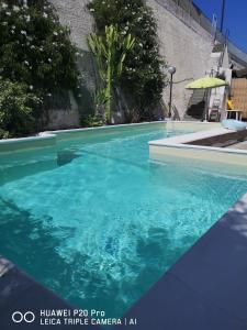 בריכת השחייה שנמצאת ב-Casa vacanza il sogno או באזור