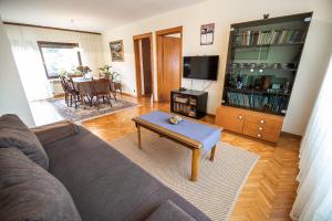 ein Wohnzimmer mit einem Sofa und einem Tisch in der Unterkunft Holiday Home by the River Krka in Krška Vas