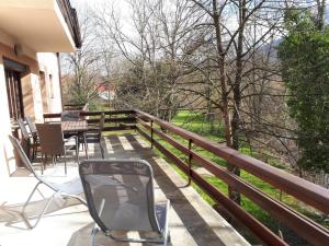 un balcón con mesa y sillas en el porche en Holiday Home by the River Krka, en Krška Vas