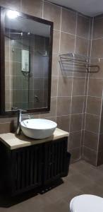een badkamer met een wastafel en een spiegel bij Gold Coast Morib Resort Apartment Ezzy in Kampong Tanjong Pechah
