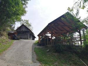 a dirt road next to a wooden barn at Robinzonski smještaj Tepeš in Tuheljske Toplice
