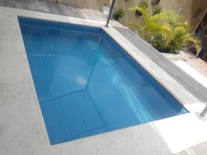 una gran piscina azul en una casa en Casa Belmez 2, en Valle de Bravo