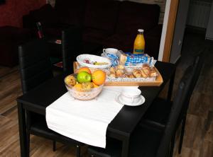 een tafel met fruit en drankjes erop bij Casa Rural Ruplas in Villalba de Adaja