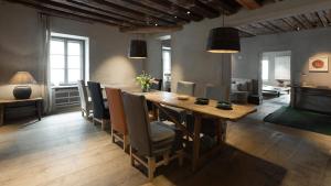 TV a/nebo společenská místnost v ubytování Townhouse Weisses Kreuz Boutiquehotel + 16 fotografií