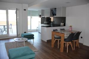 a kitchen and living room with a table and chairs at Cabeço das Fráguas - apartamento centro cidade da Guarda in Guarda