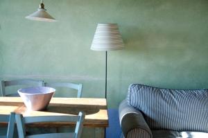アシャーノにあるThe Lazy Olive Villa - Podere Finerriのランプ付きテーブル、椅子付きテーブル