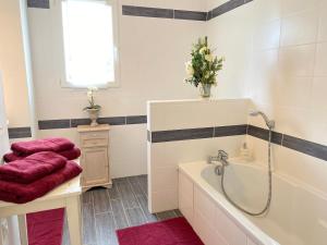 A bathroom at Chambre avec sa salle de bain privée attenante et wc privé