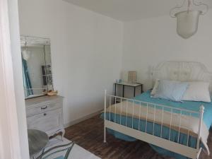 Ένα ή περισσότερα κρεβάτια σε δωμάτιο στο Grande maison charentaise avec vue sur le chenal superbes couchés de soleil sur l estuaire de la gironde!