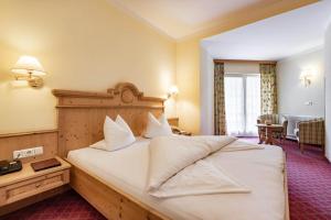 Letto o letti in una camera di Hotel Berghof Mayrhofen GmbH