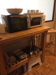 a microwave sitting on top of a wooden table at Apartamento Catedral in Burgos
