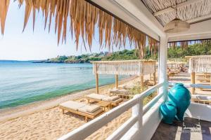 Blick auf den Strand vom Balkon eines Strandhauses in der Unterkunft Apartments in Sunny Island Complex in Tschernomorez