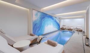 una piscina al centro di una stanza di The Residence Christokopidou Hotel & Spa ad Atene
