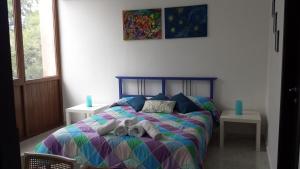 una camera da letto con un letto con asciugamani sopra di A Due Passi da Erice B&B a Erice Altre 2 foto