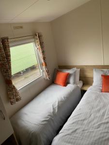 Säng eller sängar i ett rum på Caravan Porthcawl