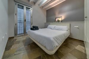 A bed or beds in a room at H2Granada en Centro Terraza-solarium & Parking