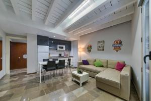 A seating area at H2Granada en Centro Terraza-solarium & Parking