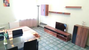 um quarto com uma cama e uma televisão de ecrã plano em Quiet and cozy rooms in the center near the Old Town em Riga