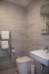 A bathroom at Paddington Park Hotel
