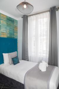 2 camas sentadas junto a una ventana en una habitación en Paddington Park Hotel, en Londres