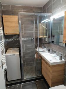 ein Badezimmer mit zwei Waschbecken und einer Dusche in der Unterkunft Studio Les Jardins de la Mer in Bandol