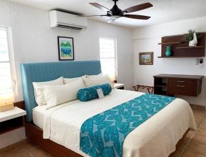 um quarto com uma cama e uma ventoinha de tecto em Sand Castle on the Beach - Adults Only em Frederiksted