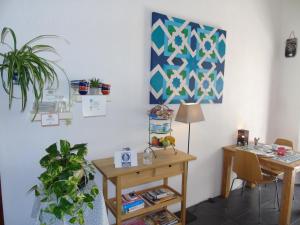 een kamer met twee bureaus en een tafel met een plant bij Bed & Breakfast Casa El Sueño in Arcos de la Frontera