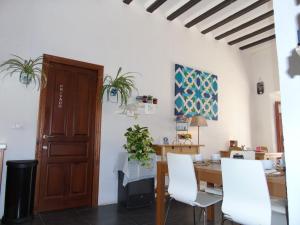 a dining room with a table and a wooden door at Bed & Breakfast Casa El Sueño in Arcos de la Frontera +33 photos