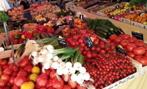 um mercado com muitos tipos diferentes de frutas e legumes em Studio Les Jardins de la Mer em Bandol