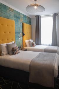 een hotelkamer met 2 bedden en een raam bij Paddington Park Hotel in Londen
