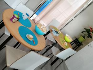 vistas panorámicas a una sala de estar con mesa y sillas en La terrazza sul vicolo, en Palermo 13 fotos más