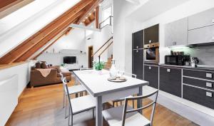 een keuken en een woonkamer met een tafel en stoelen bij Petrská Residence in Praag