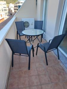 a patio with two chairs and a table on a balcony at Apartamento a Torreblanca in Torreblanca