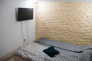 una camera da letto con un farfallino blu di Double Decker Apartment a Belgrado