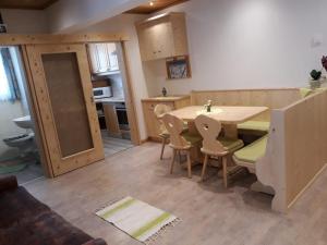 uma cozinha e sala de jantar com mesa e cadeiras em Appartement Gorgasser im Berghaus Glockner em Heiligenblut