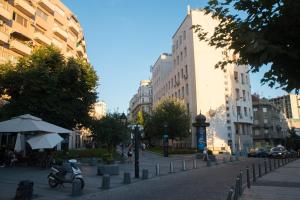 una persona che guida uno scooter in una strada della città di Double Decker Apartment a Belgrado
